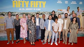 Sommer-Feeling & beste Stimmung bei der Berlin-Premiere von ALLES FIFTY FIFTY / ab 29.8.2024 im Kino!