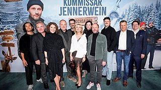 Hochspannend, schwarzhumorig und mörderisch-gut: KOMMISSAR JENNERWEIN - HOCHSAISON feiert Premiere in München / ab 5. November 2026 im Kino!