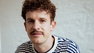 Psychologe & Podcaster Lukas Klaschinski startet gemeinsam mit hyperbole das neue YouTube-Format RICHTIG PSYCHO