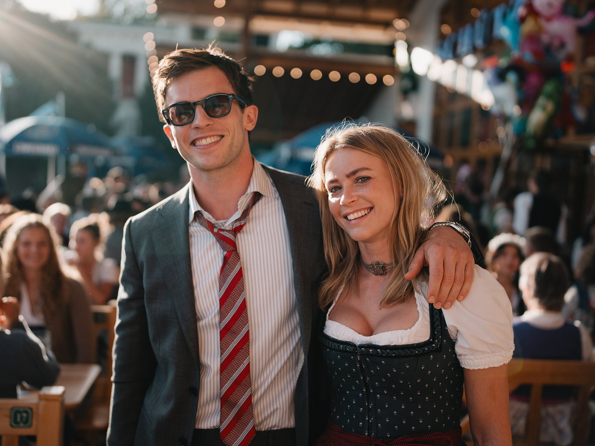 OKTOBERFEST (AT) Jannis Niewöhner und Jeanne Goursaud in einer Szene von den Dreharbeiten zu OKTOBERFEST (AT)
