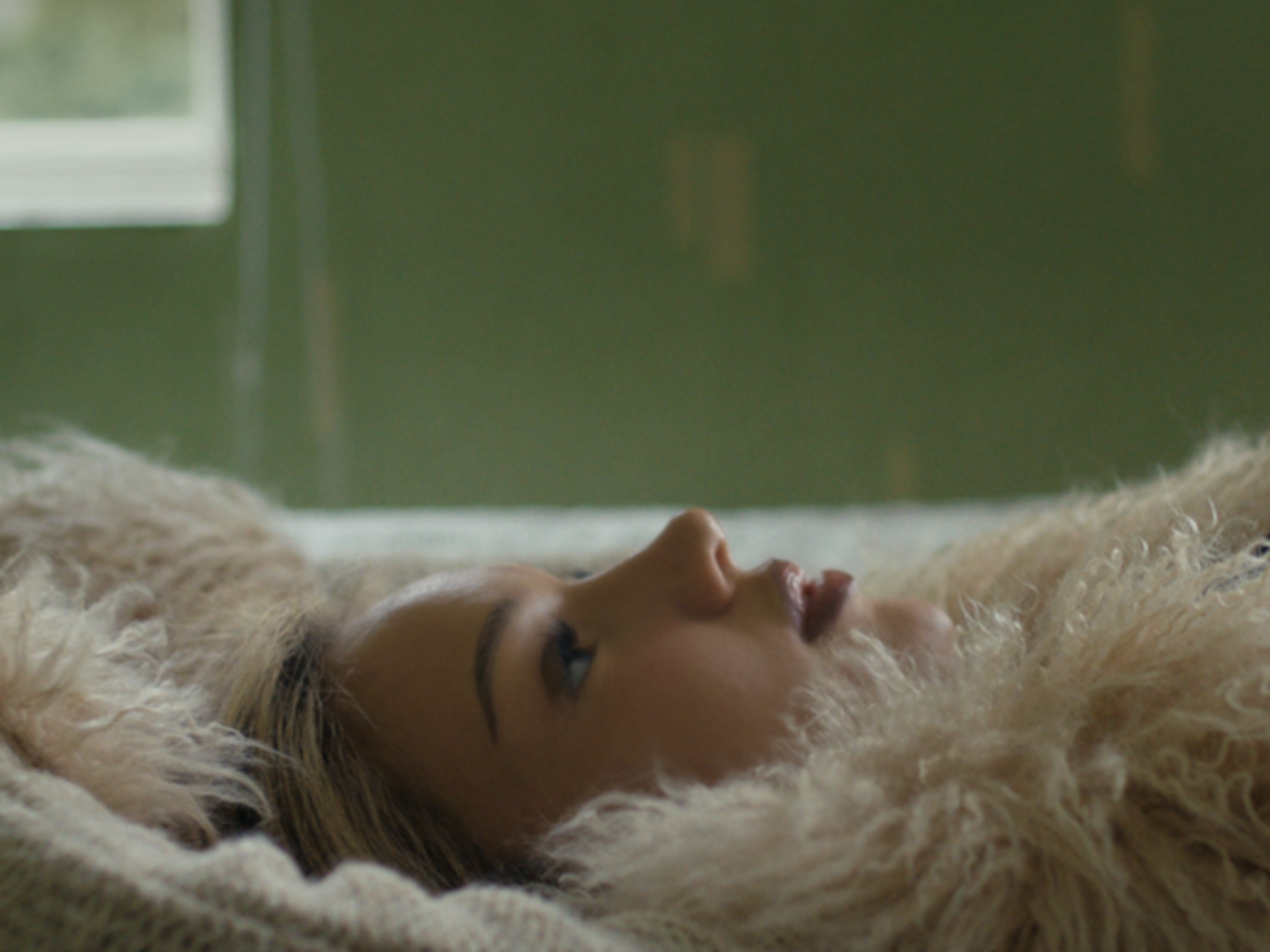 Szene von BARBARA - BECOMING SHIRIN DAVID