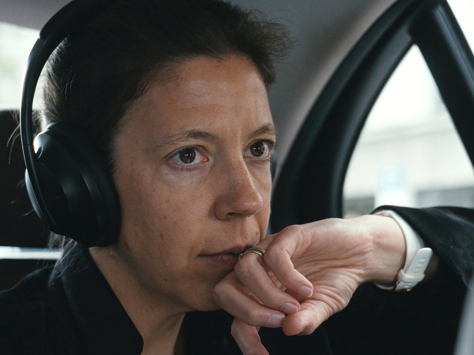 GANZ NACH OBEN - HÉLÈNE HUBYS WETTLAUF INS ALL GANZ NACH OBEN - HÉLÈNE HUBYS WETTLAUF INS ALL. Raumfahrtunternehmerin Hélène Huby im Auto